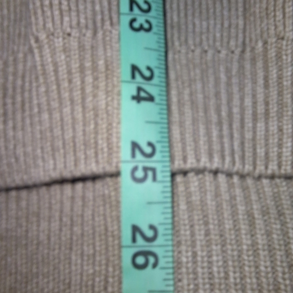 An Izod mens chunky sweater. It has a PTP 23.5", 25" from neck to hem in front. - Picture 6 of 9